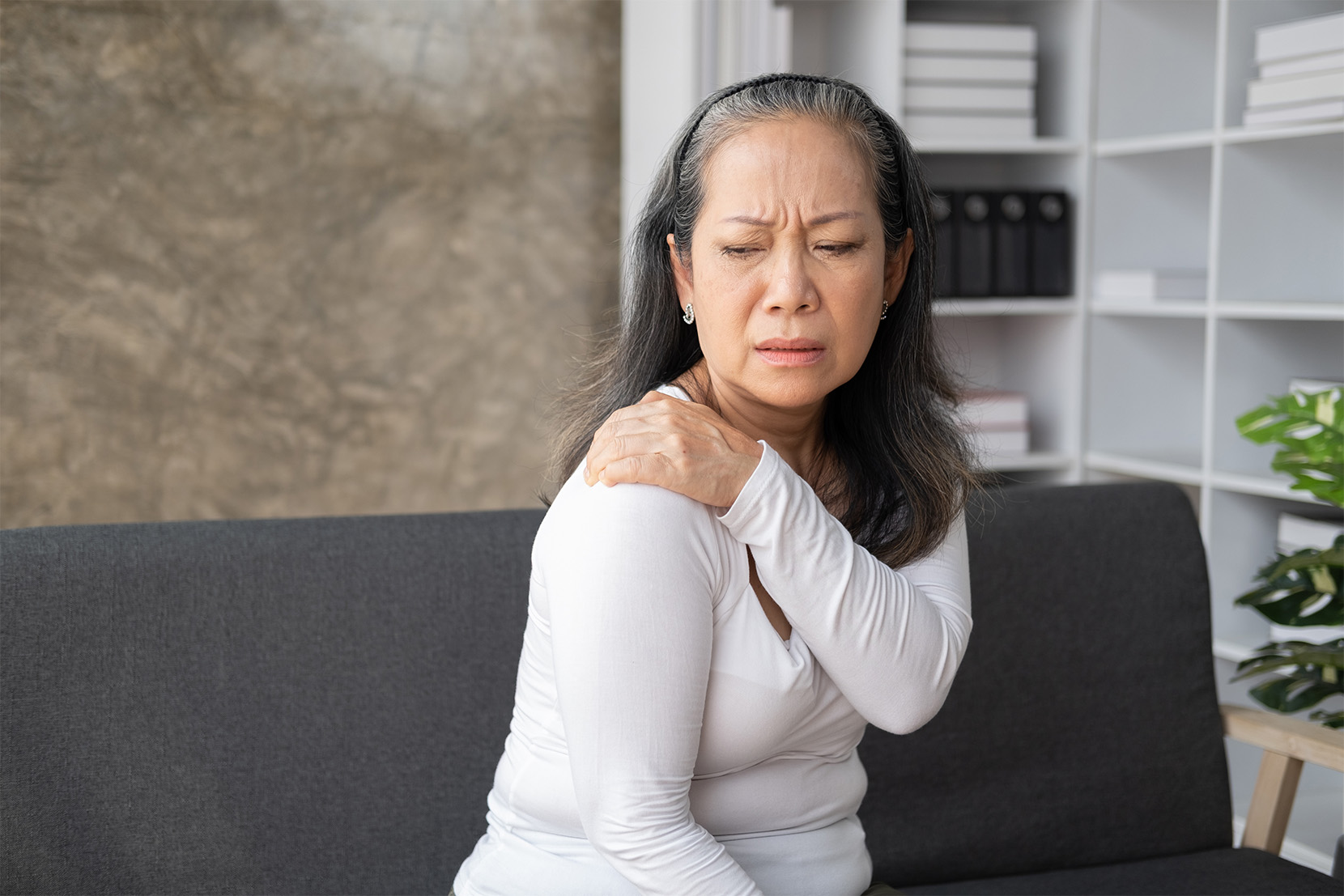 staršia žena v menopauze trpiaca osteoporózou
